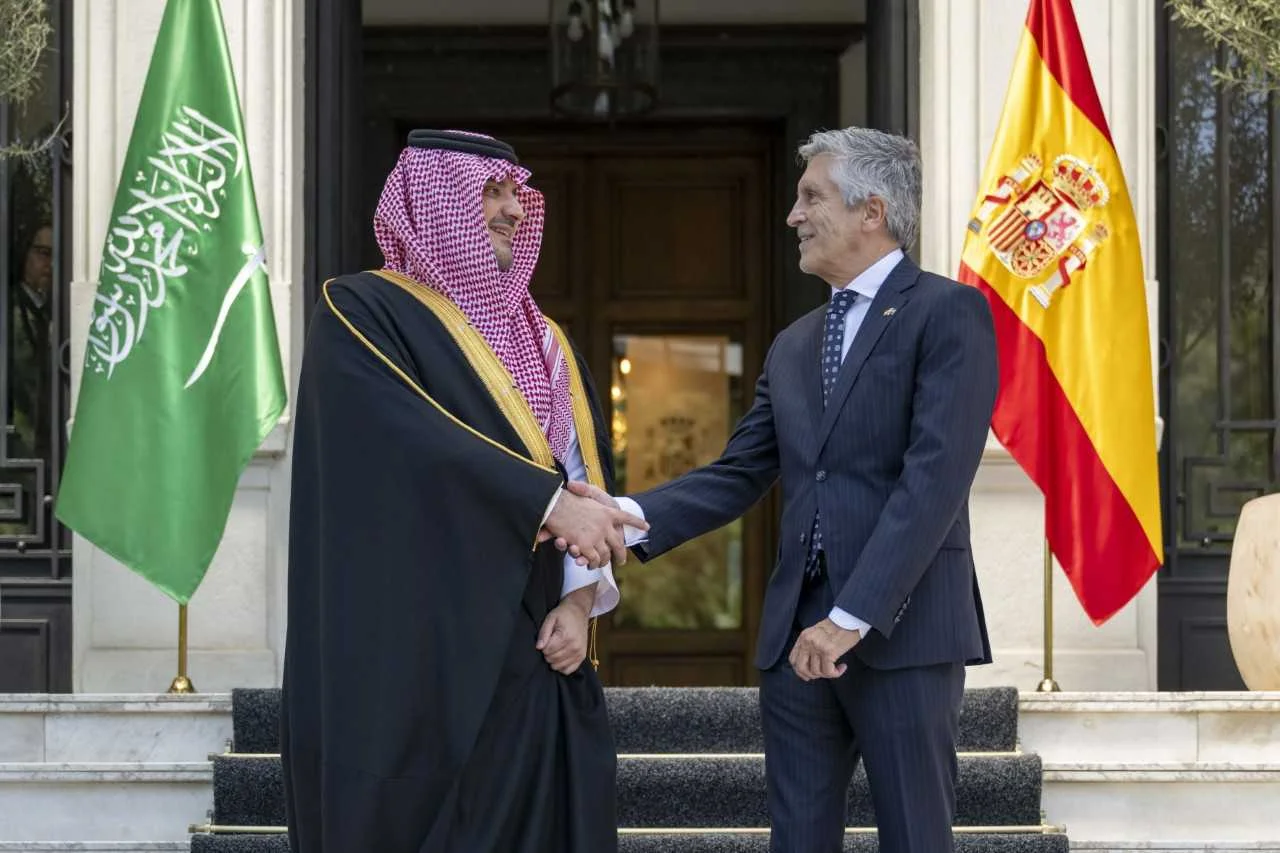 جلسة مباحثات رسمية مع وزير الداخلية الإسباني